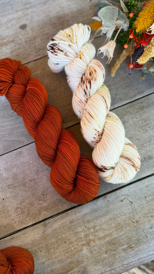CAFÉ LATTE- Laine teinte à la main - Base au choix : Fingering Mérinos avec ou sans nylon / DK Mérinos / Kid Mohair et Soie