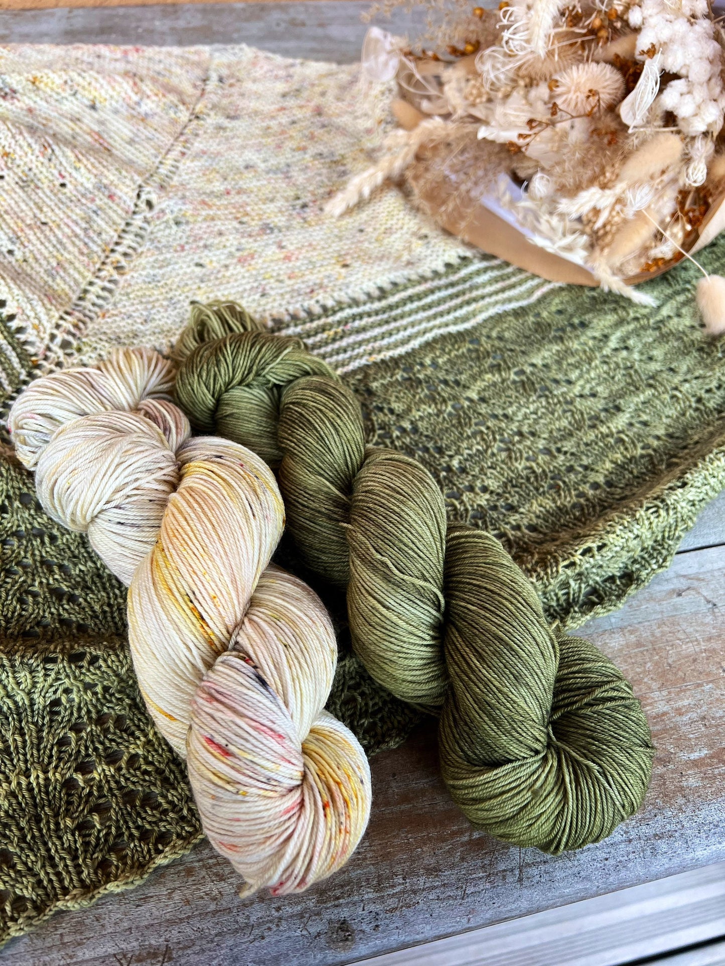 Design du Châle Hibiscus - Patron modèle de Tricot