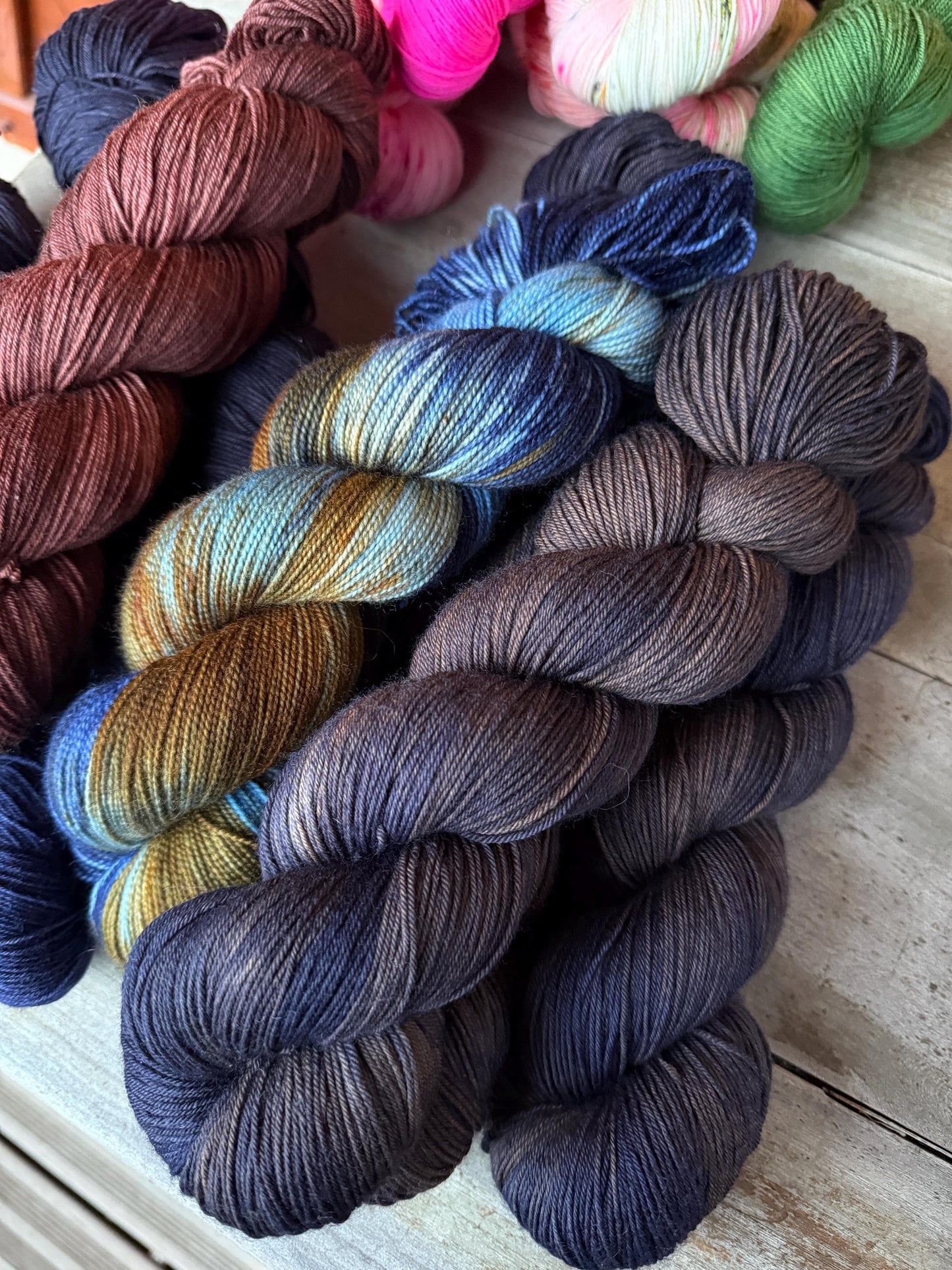BLEU BOIS - Laine teinte à la main - Fingering Mérinos Superwash