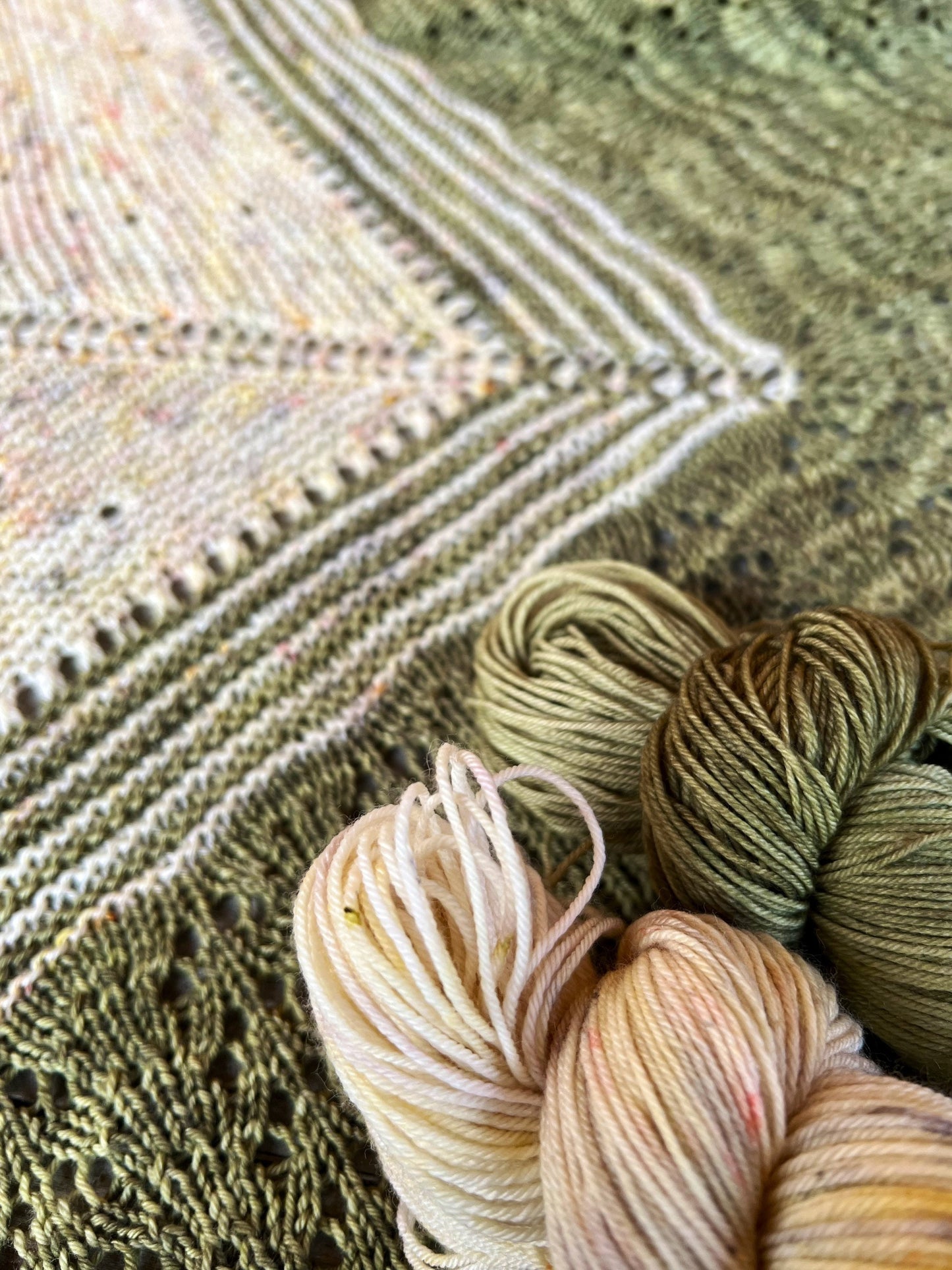 Design du Châle Hibiscus - Patron modèle de Tricot