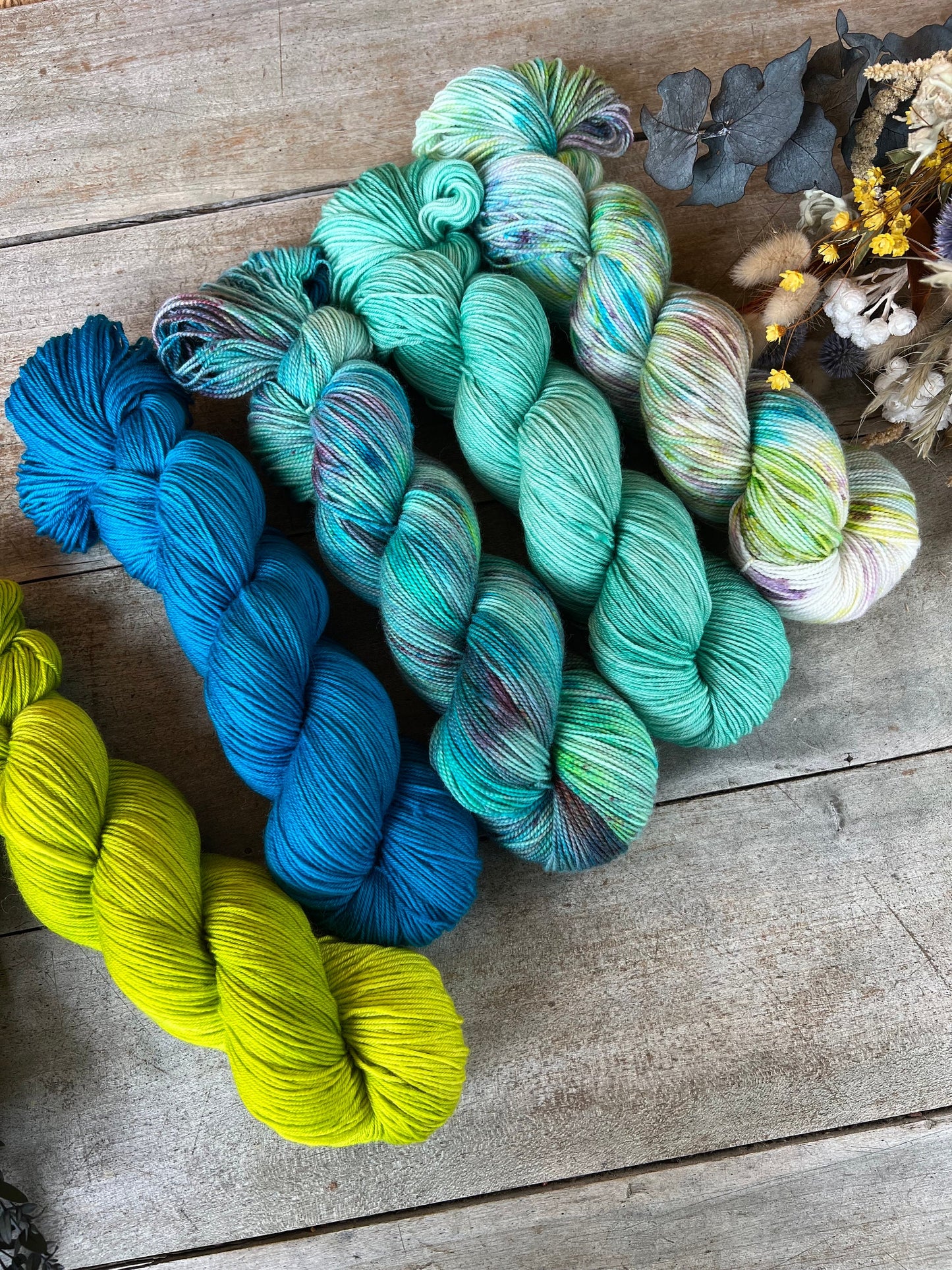 BRUT - Laine teinte à la main - Base au choix : Fingering Mérinos avec ou sans nylon / DK Mérinos / Kid Mohair et Soie