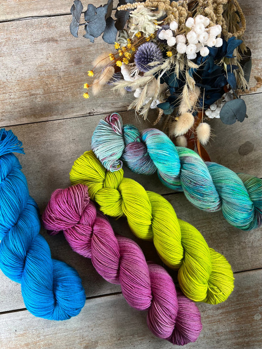 BRUT - Laine teinte à la main - Base au choix : Fingering Mérinos avec ou sans nylon / DK Mérinos / Kid Mohair et Soie
