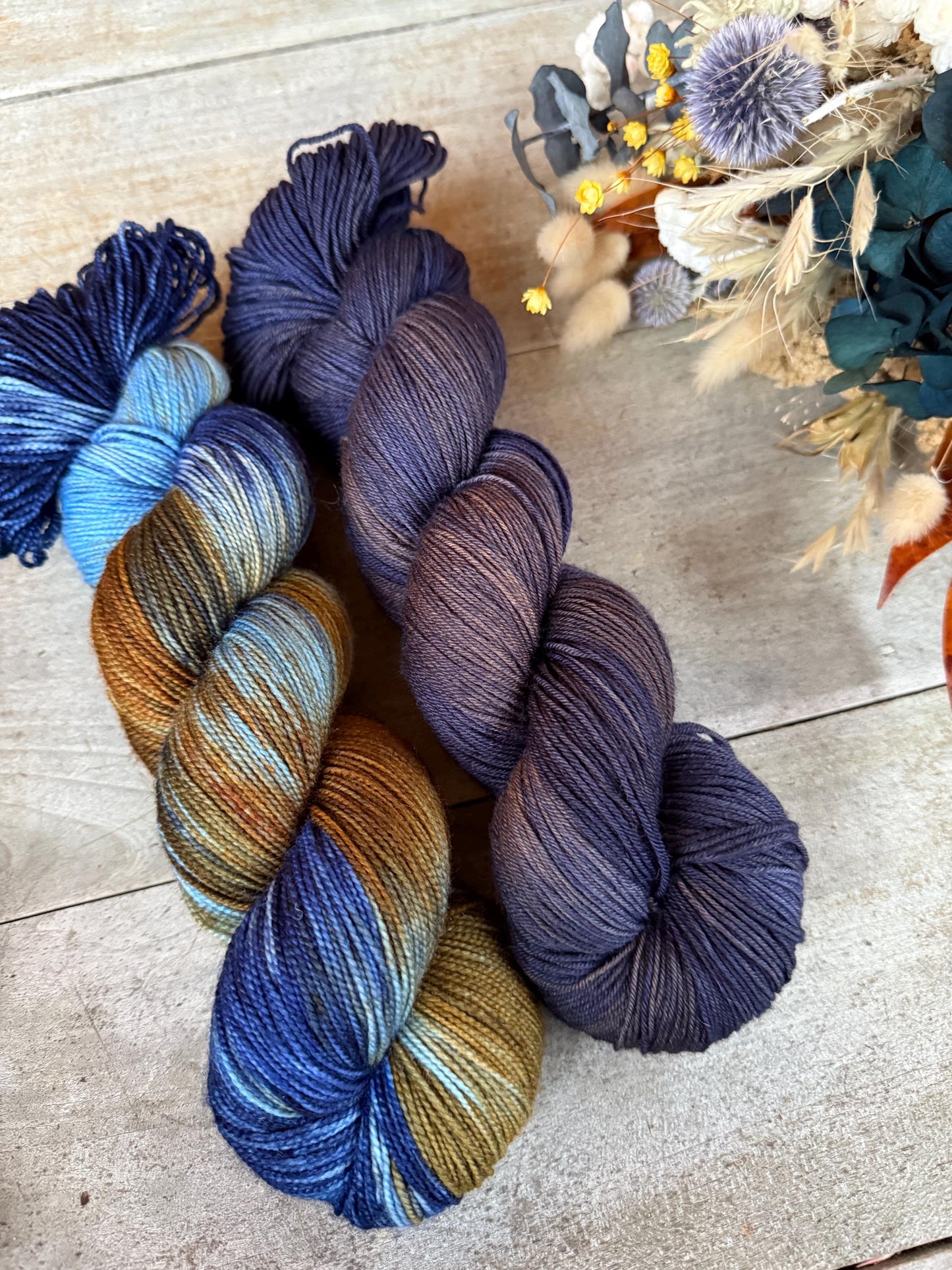 BLEU BOIS - Laine teinte à la main - Fingering Mérinos Superwash