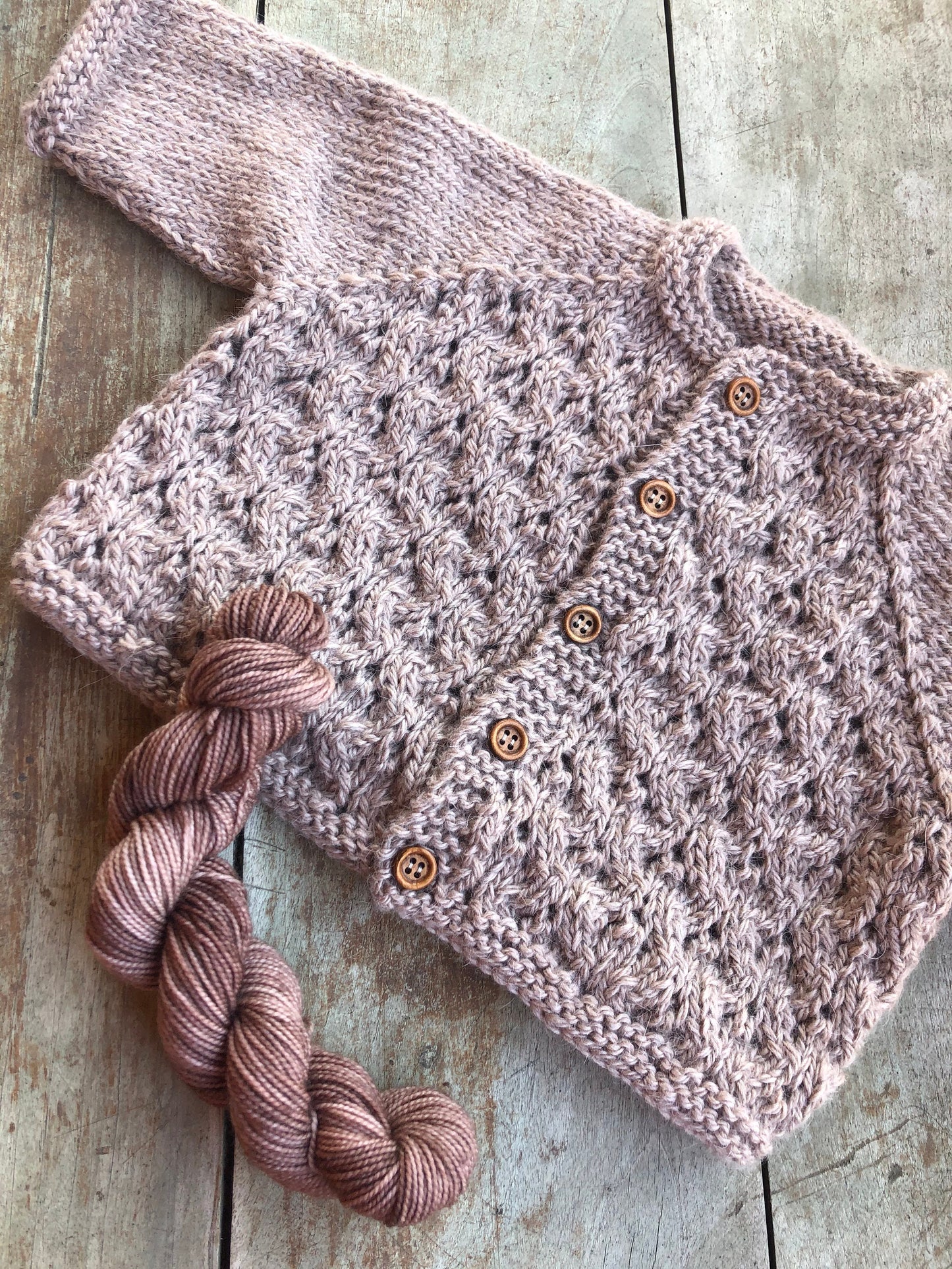 Design du Gilet Daphné - bébé et enfant - Patron modèle de Layette