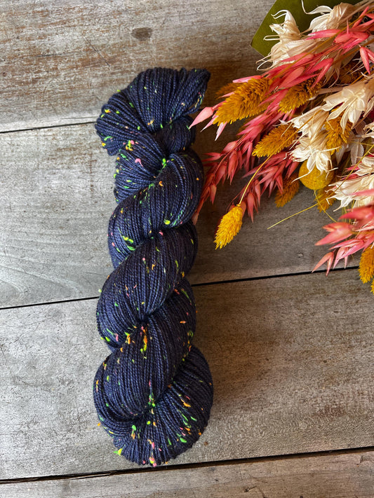 Divers coloris de Laine Néon Nep Donegal Mérinos superwash Fingering - Laine teinte à la main