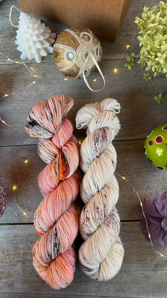 BOX DE NOËL, 2 ÉCHEVEAUX en laine Mérinos fingering coordonnés assortis de surprises