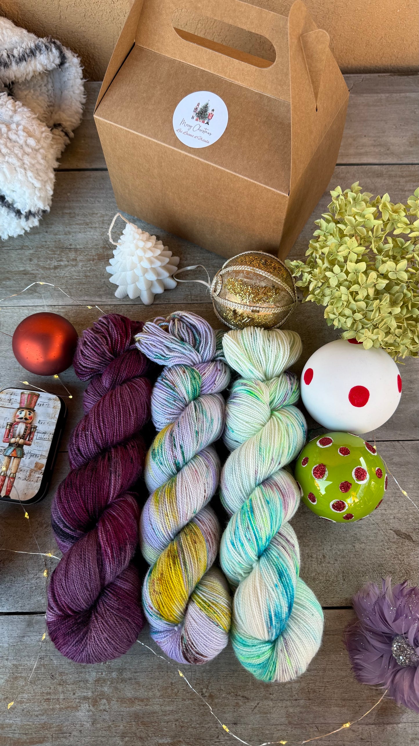 BOX DE NOËL, 3 ÉCHEVEAUX en laine Mérinos fingering coordonnés assortis de surprises (Copie)