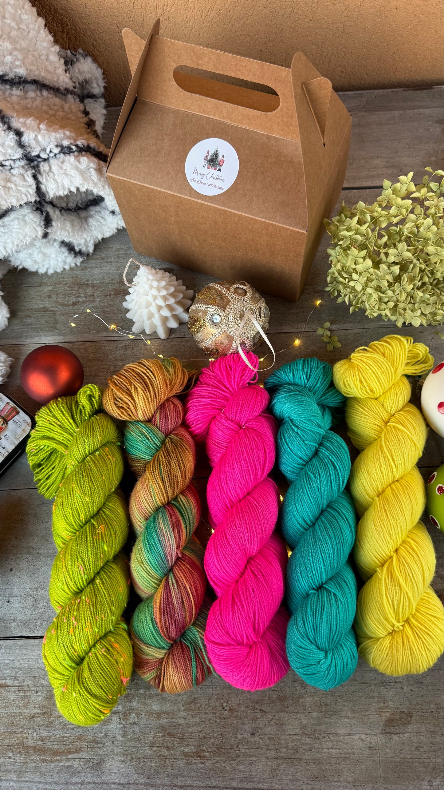 BOX DE NOËL, 5 ÉCHEVEAUX en laine Mérinos fingering coordonnés assortis de surprises (Copie)