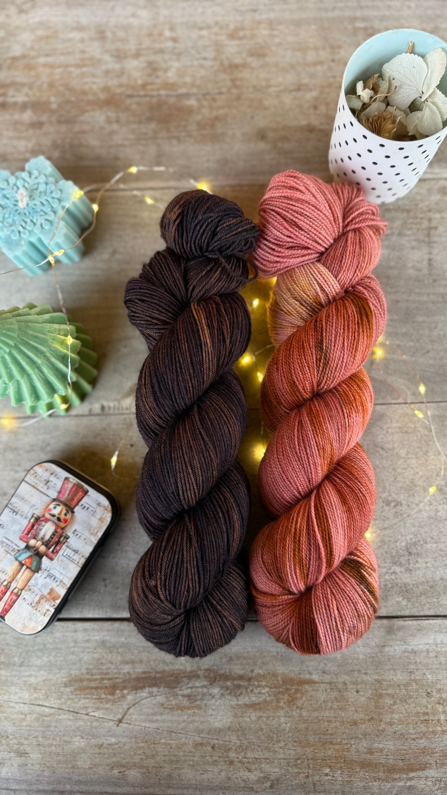 BOX DE NOËL, 2 ÉCHEVEAUX en laine Mérinos fingering coordonnés assortis de surprises