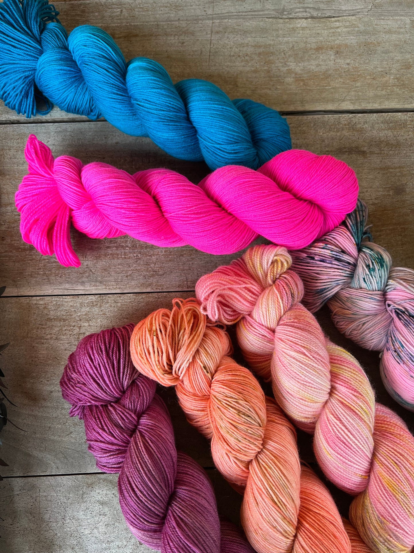 BRUT - Laine teinte à la main - Base au choix : Fingering Mérinos avec ou sans nylon / DK Mérinos / Kid Mohair et Soie