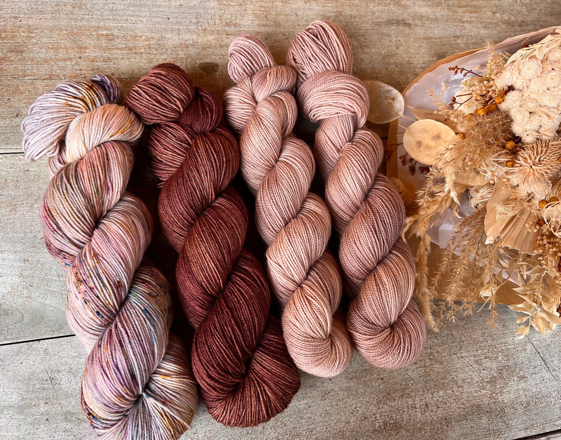 Laine teinte à la main coloris Vieux rose Fingering Mérinos ou Mérinos nylon ou DK Mérinos ou Lace Mohair et soie