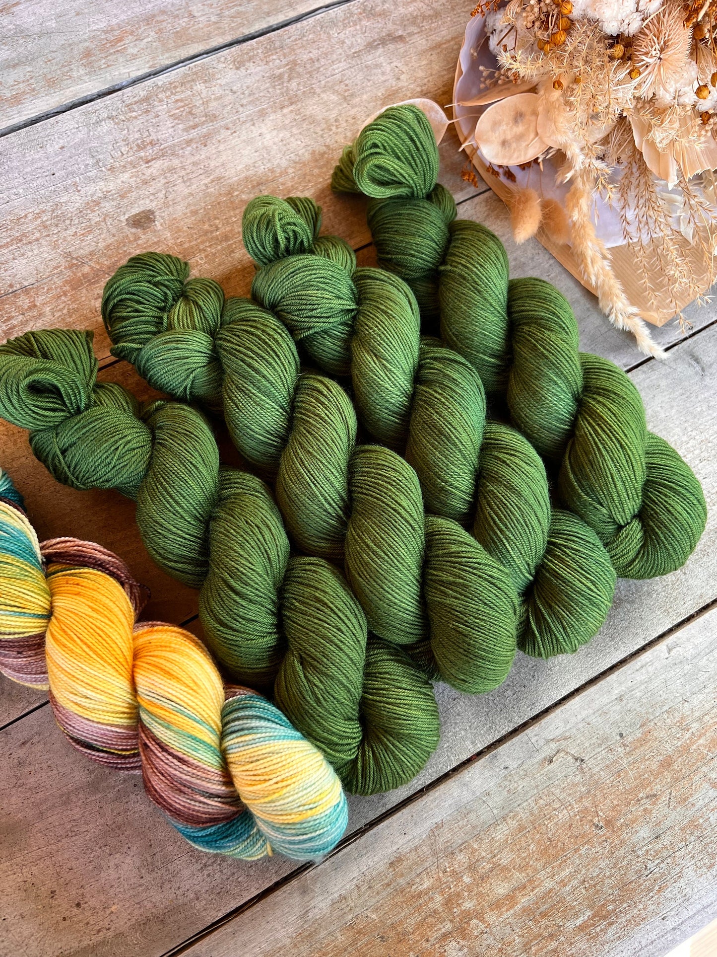 Laine teinte à la main coloris Avocado Fingering Mérinos ou Mérinos nylon ou DK Mérinos ou Lace Mohair et soie