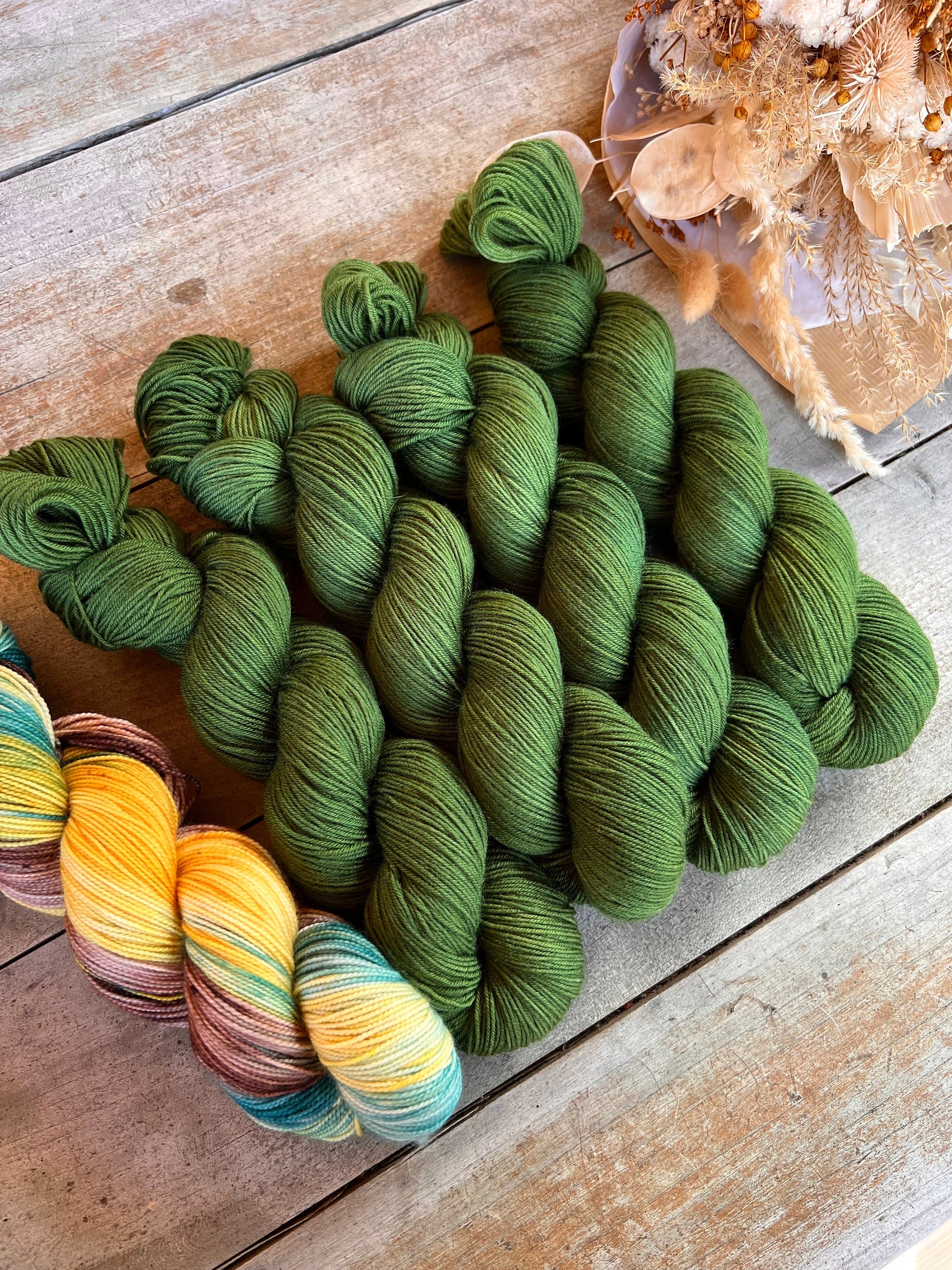 Laine teinte à la main coloris Avocado Fingering Mérinos ou Mérinos nylon ou DK Mérinos ou Lace Mohair et soie