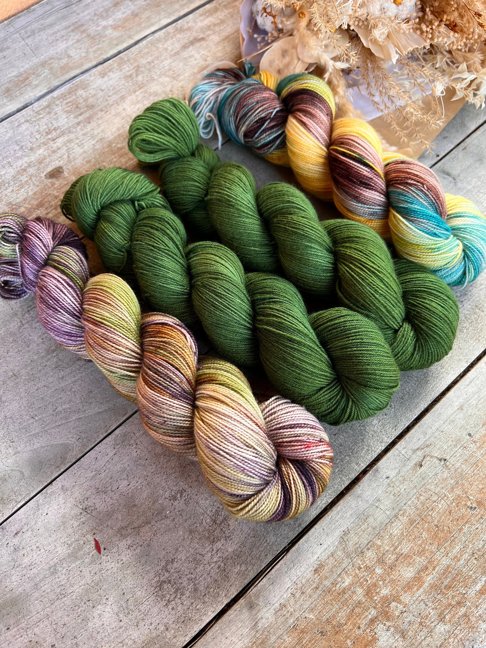 Laine teinte à la main coloris Avocado Fingering Mérinos ou Mérinos nylon ou DK Mérinos ou Lace Mohair et soie