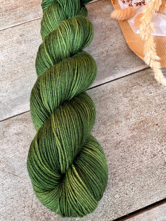 Laine teinte à la main coloris Avocado Fingering Mérinos ou Mérinos nylon ou DK Mérinos ou Lace Mohair et soie