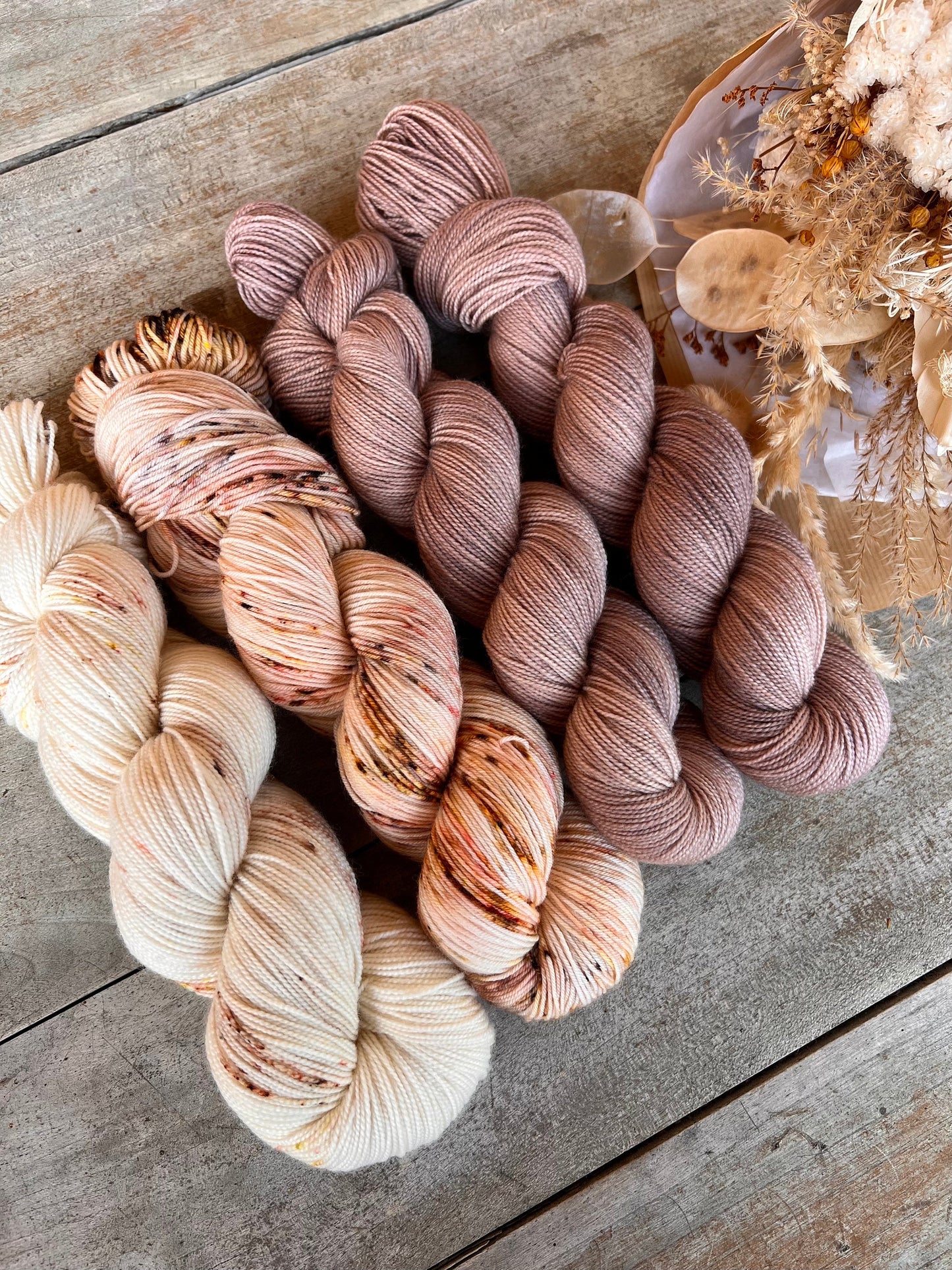 Laine teinte à la main coloris Vieux rose Fingering Mérinos ou Mérinos nylon ou DK Mérinos ou Lace Mohair et soie