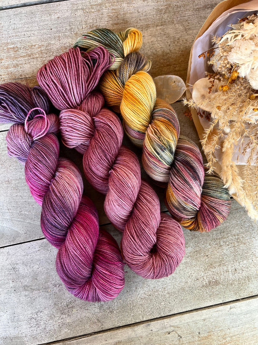 Laine teinte à la main coloris Violine Fingering Mérinos ou Mérinos nylon ou DK Mérinos ou Lace Mohair et soie