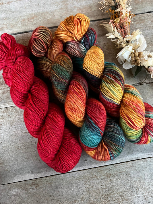 Laine teinte à la main Poinsettia Fingering Mérinos ou Mérinos nylon ou DK Mérinos ou Lace Mohair et soie