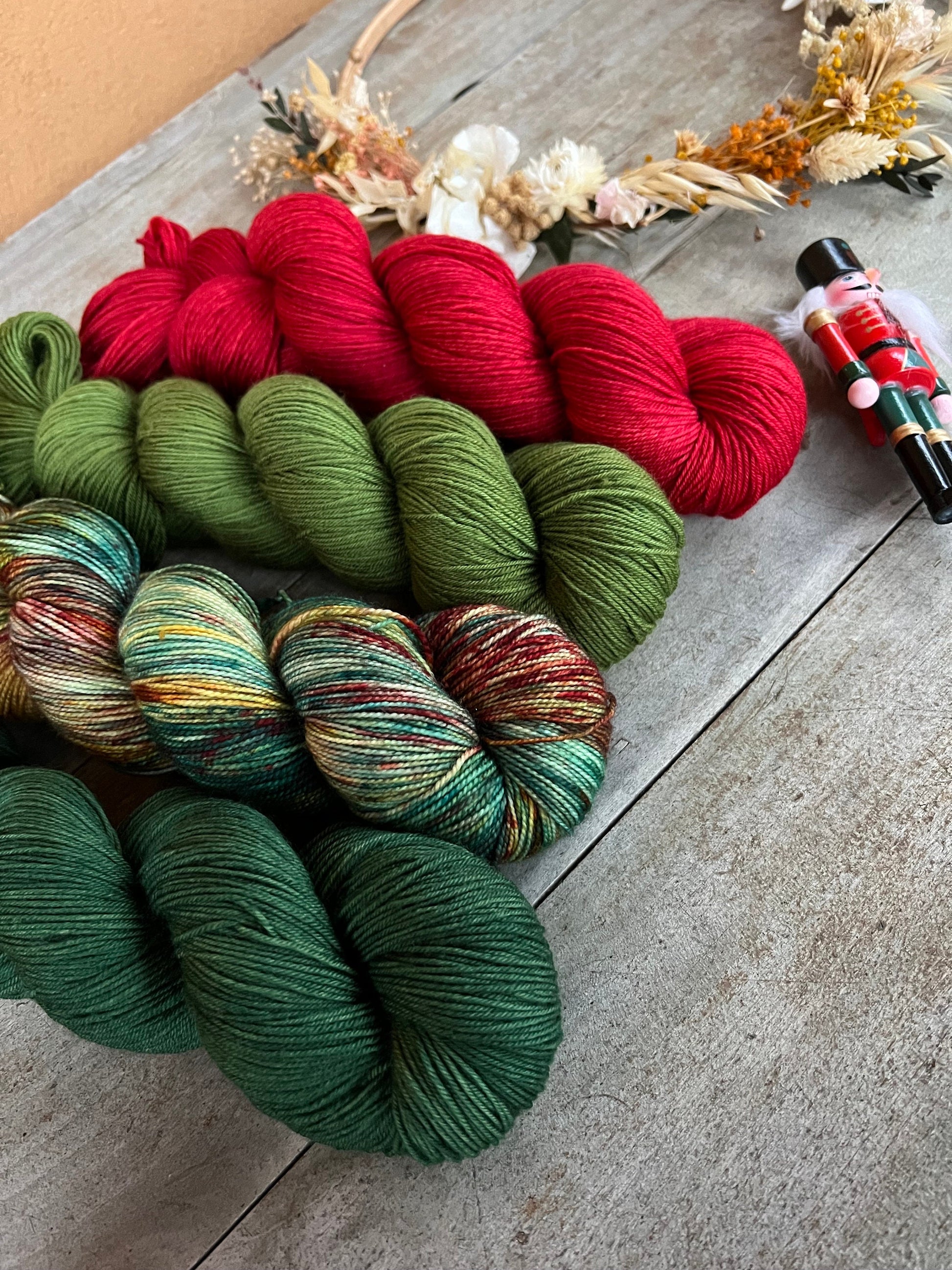 Laine teinte à la main Poinsettia Fingering Mérinos ou Mérinos nylon ou DK Mérinos ou Lace Mohair et soie