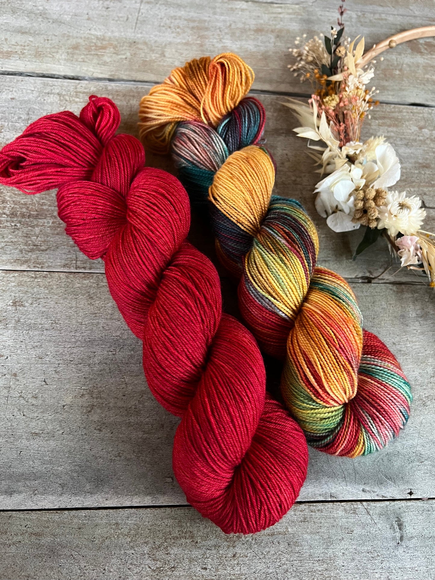 Laine teinte à la main Poinsettia Fingering Mérinos ou Mérinos nylon ou DK Mérinos ou Lace Mohair et soie