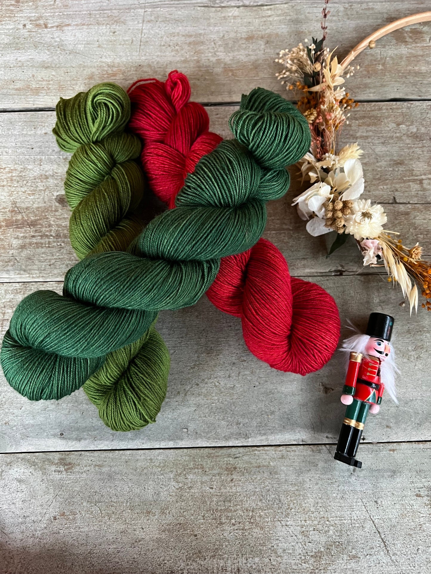 Laine teinte à la main Poinsettia Fingering Mérinos ou Mérinos nylon ou DK Mérinos ou Lace Mohair et soie