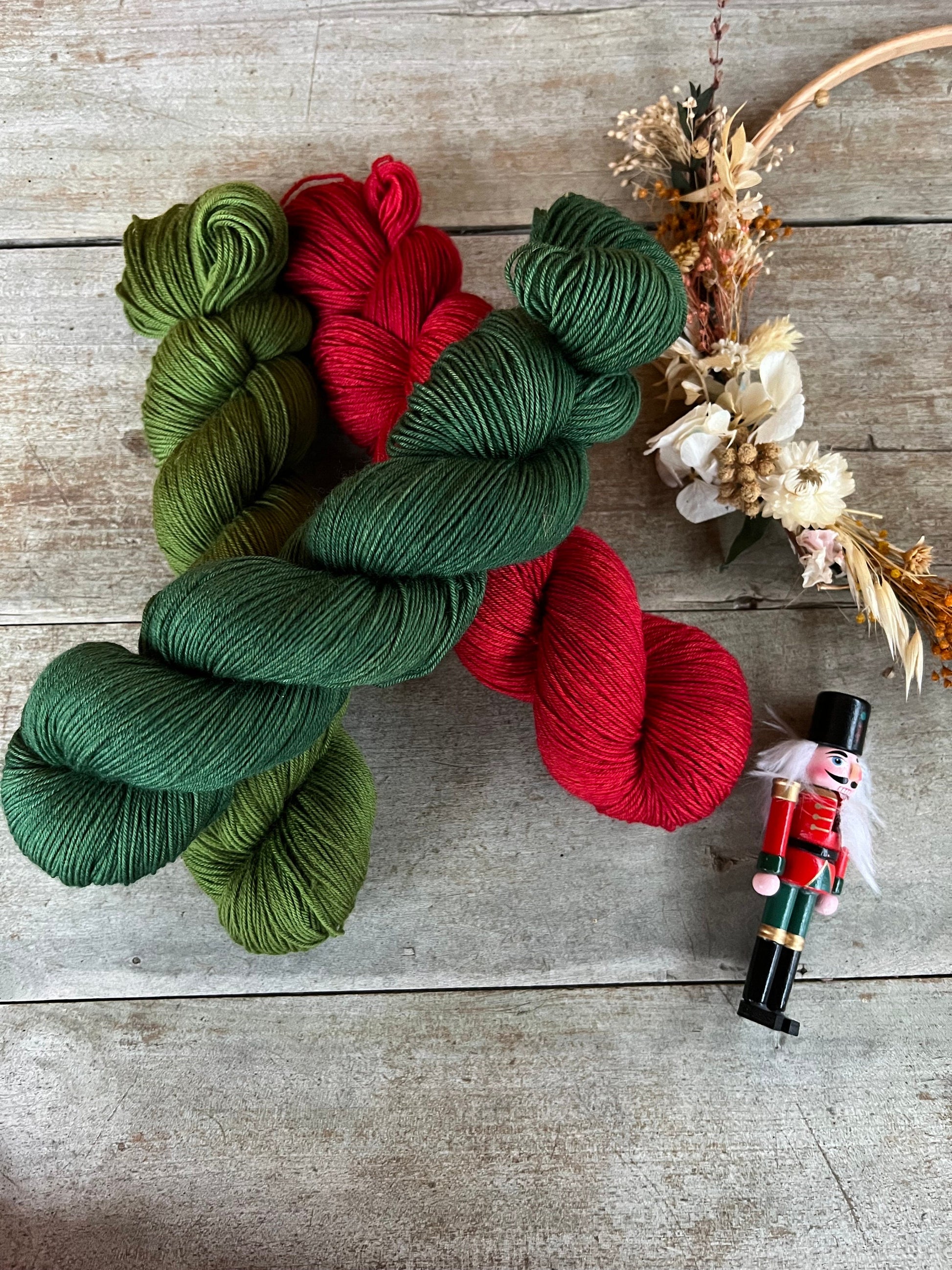Laine teinte à la main Poinsettia Fingering Mérinos ou Mérinos nylon ou DK Mérinos ou Lace Mohair et soie