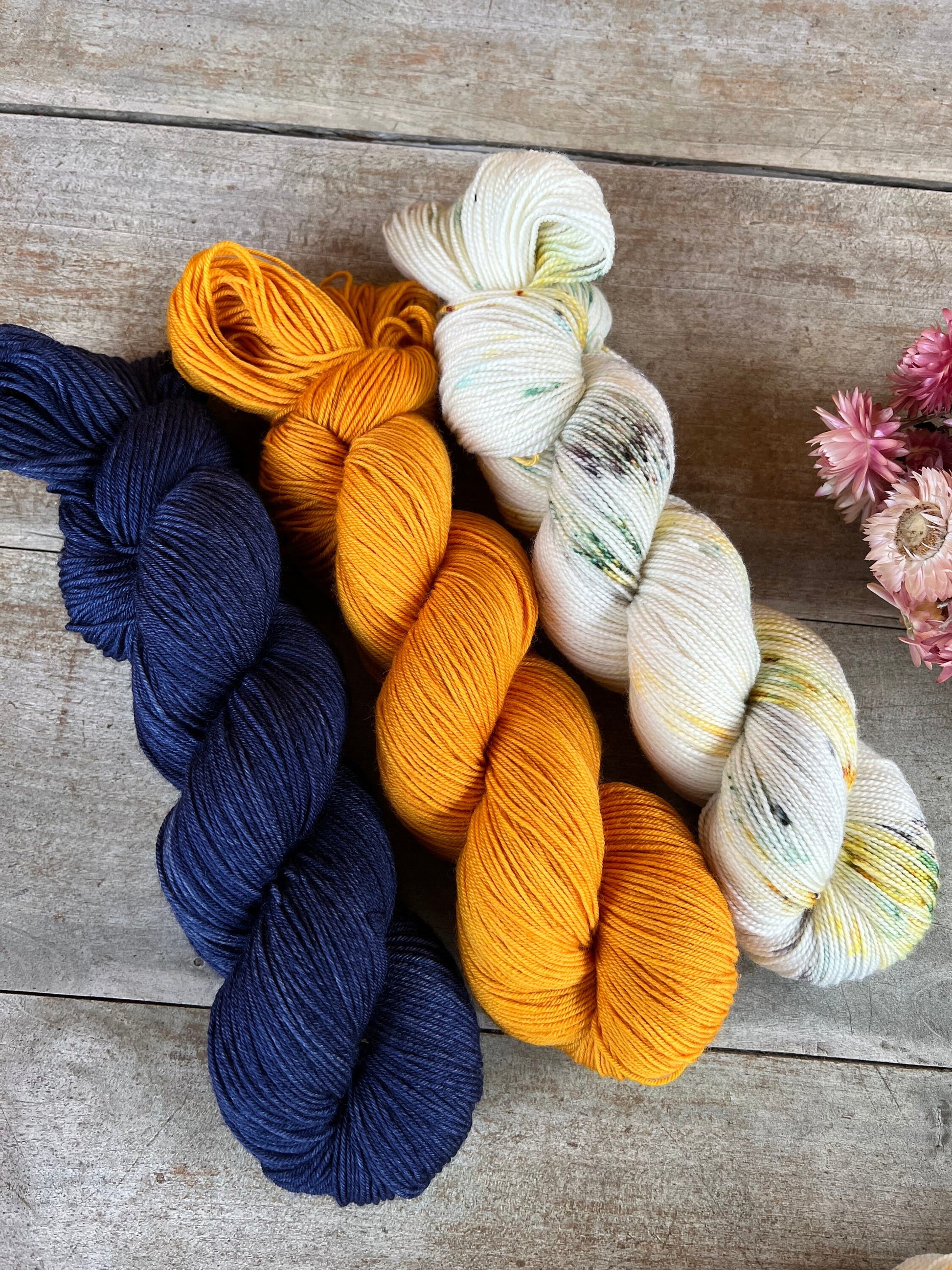Laine teinte à la main Bouton d’Or Fingering Mérinos ou Mérinos nylon ou DK Mérinos ou Lace Mohair et soie