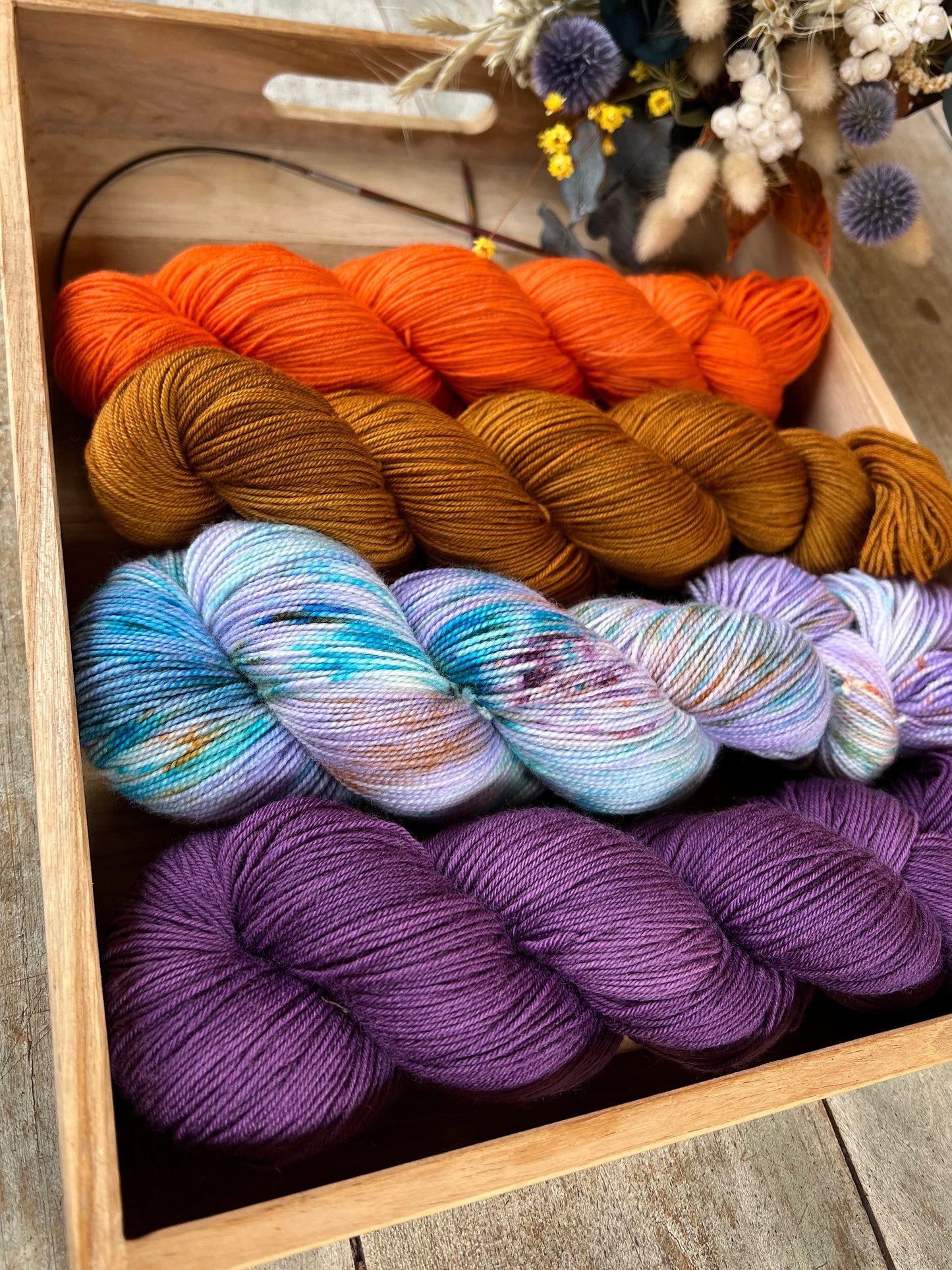 Laine teinte à la main coloris Violette FINGERING Mérinos ou Mérinos nylon ou DK Mérinos ou LACE Mohair et soie