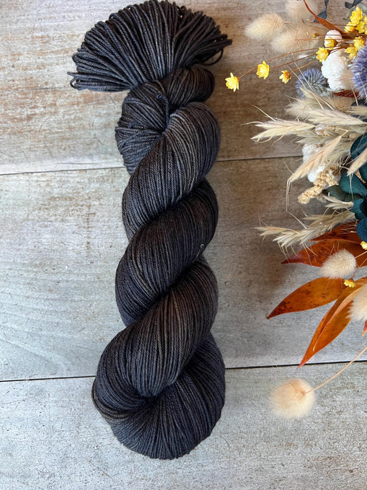 Laine teinte à la main coloris  Charbon Fingering Mérinos ou Merinos nylon ou DK Mérinos ou Lace mohair et soie