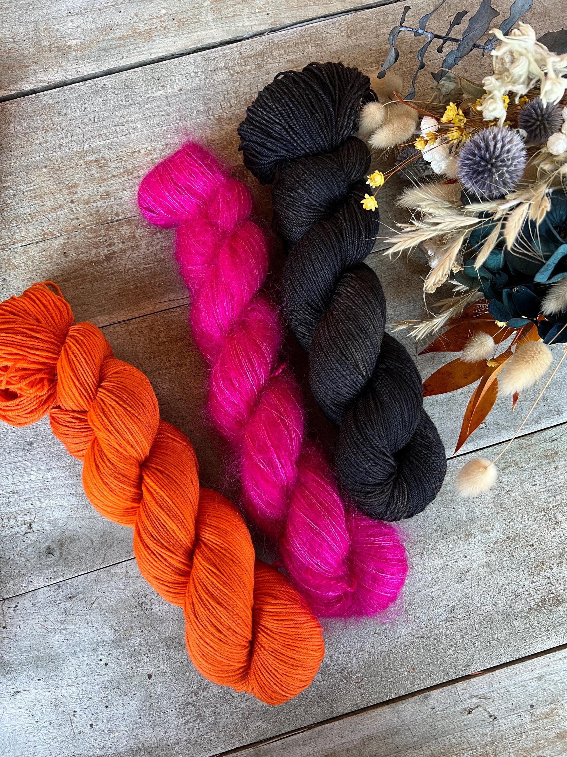 Laine teinte à la main coloris  Charbon Fingering Mérinos ou Merinos nylon ou DK Mérinos ou Lace mohair et soie