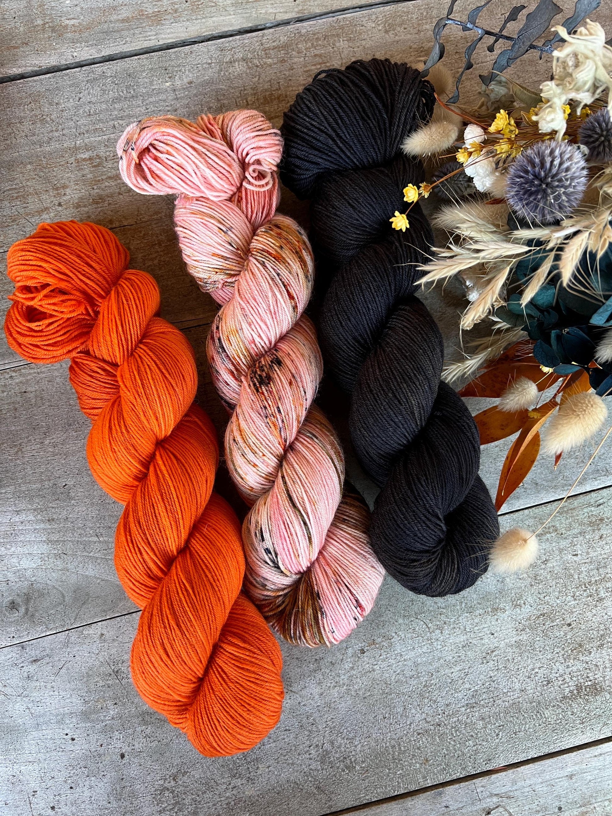 Laine teinte à la main coloris  Charbon Fingering Mérinos ou Merinos nylon ou DK Mérinos ou Lace mohair et soie
