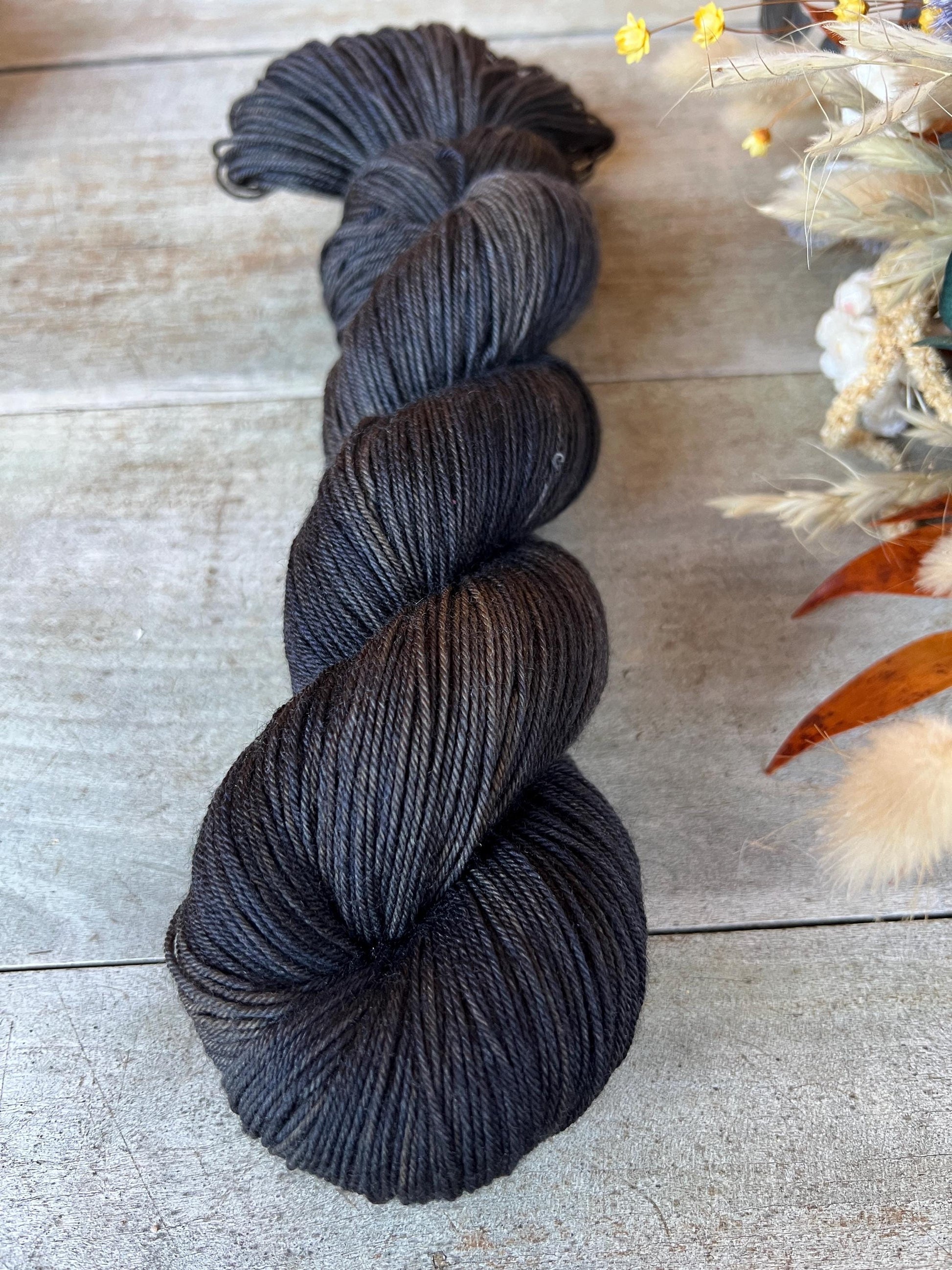 Laine teinte à la main coloris  Charbon Fingering Mérinos ou Merinos nylon ou DK Mérinos ou Lace mohair et soie