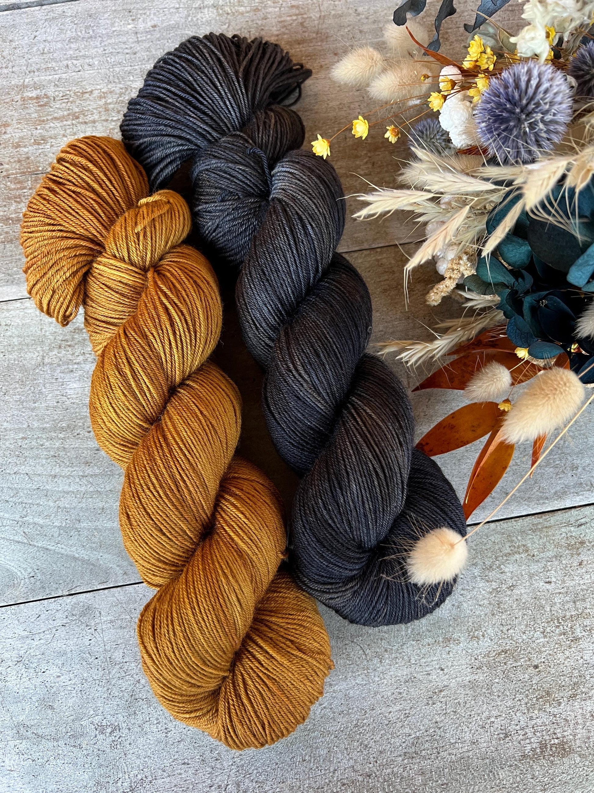 Laine teinte à la main coloris  Charbon Fingering Mérinos ou Merinos nylon ou DK Mérinos ou Lace mohair et soie