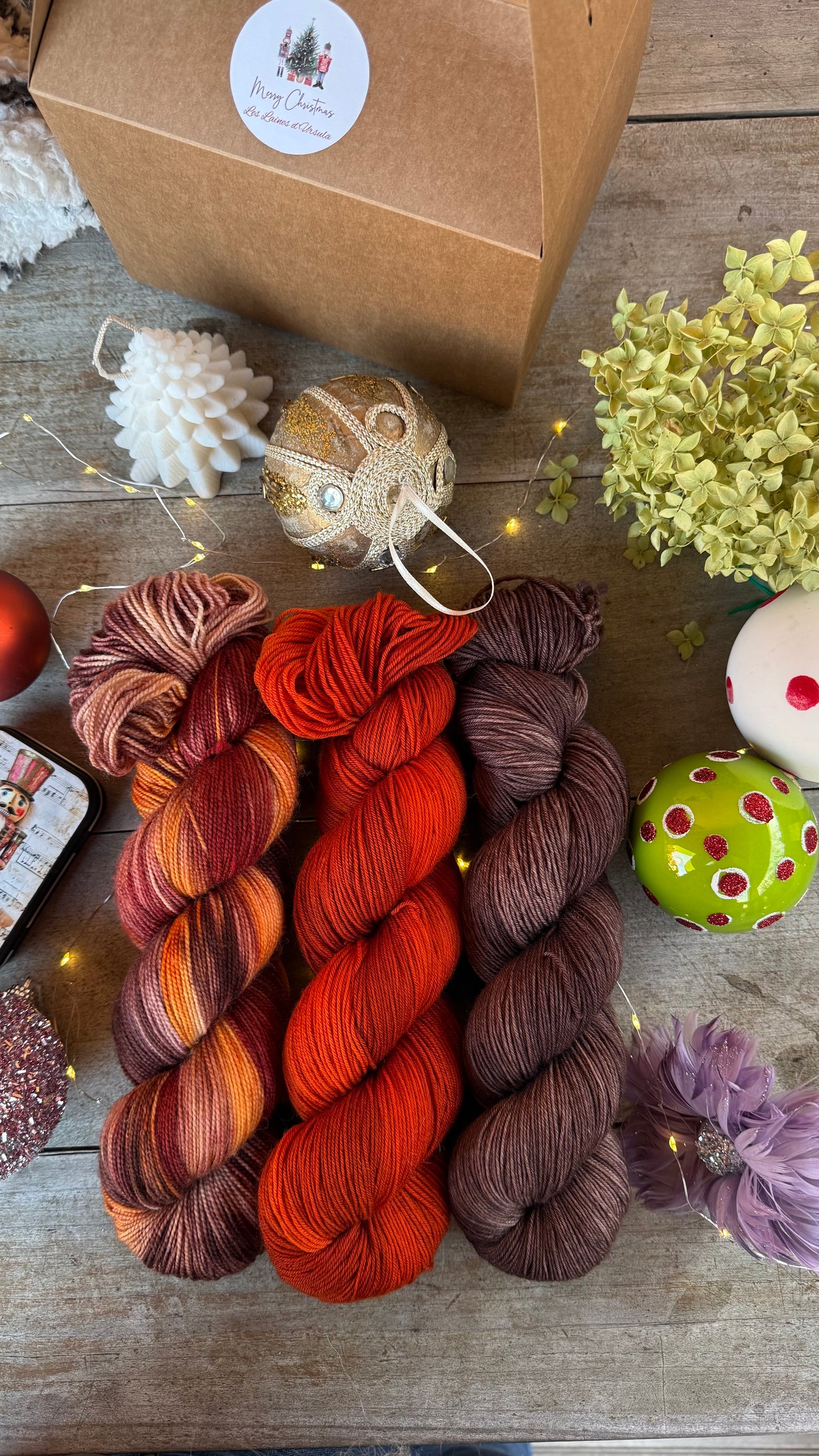 BOX DE NOËL, 3 ÉCHEVEAUX en laine Mérinos fingering coordonnés assortis de surprises (Copie)