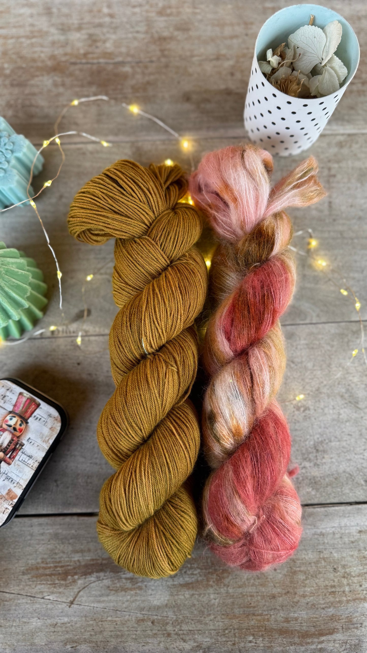 BOX DE NOËL, 2 ÉCHEVEAUX en laine Mérinos / Mohair et Soie fingering coordonnés assortis de surprises