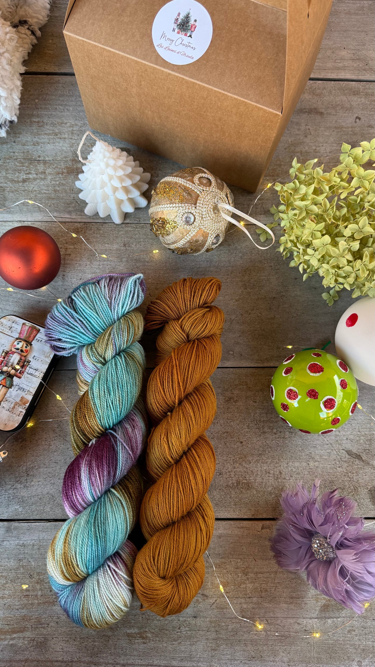 BOX DE NOËL, 2 ÉCHEVEAUX en laine Mérinos fingering coordonnés assortis de surprises