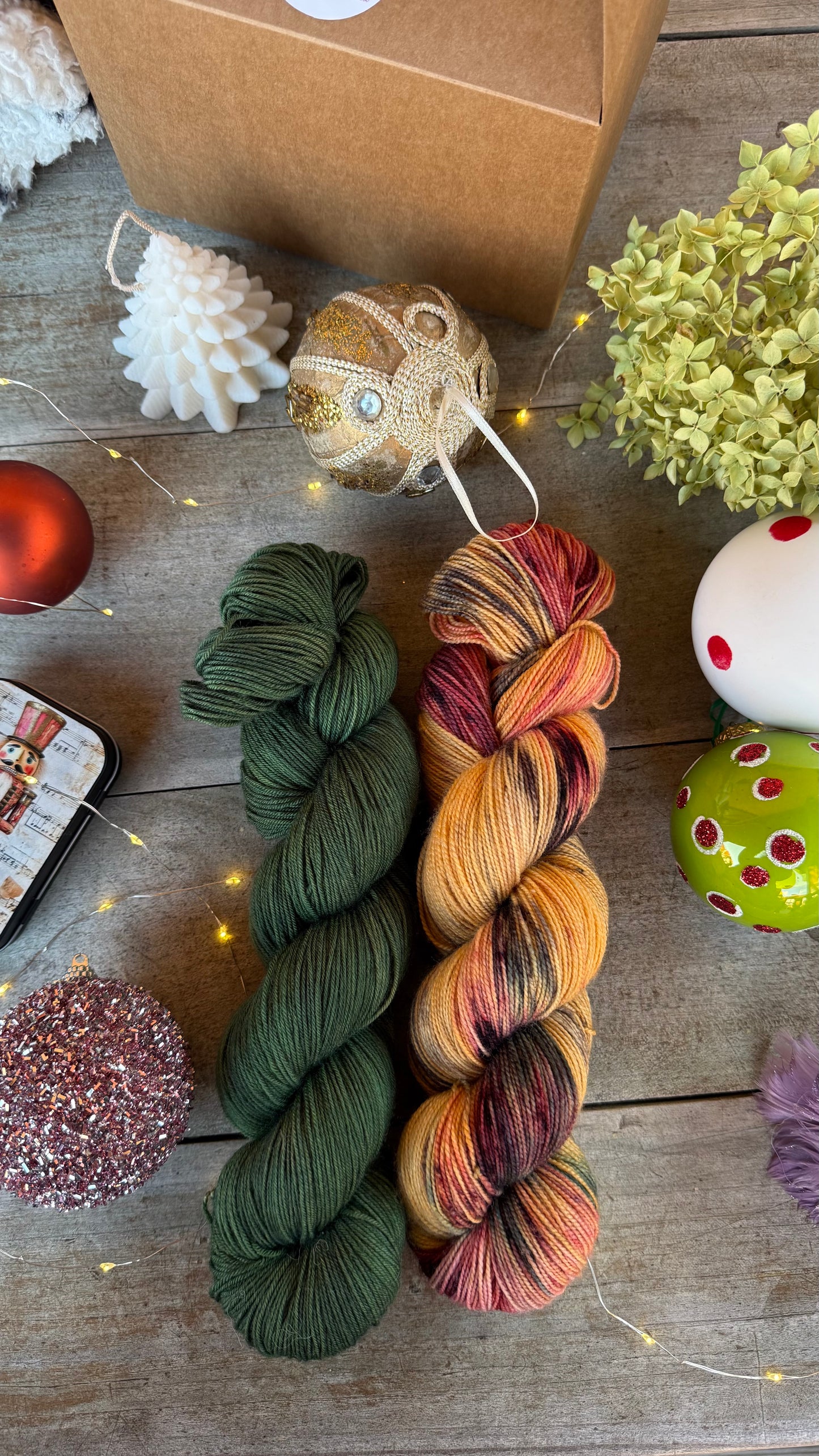 BOX DE NOËL, 2 ÉCHEVEAUX en laine Mérinos fingering coordonnés assortis de surprises