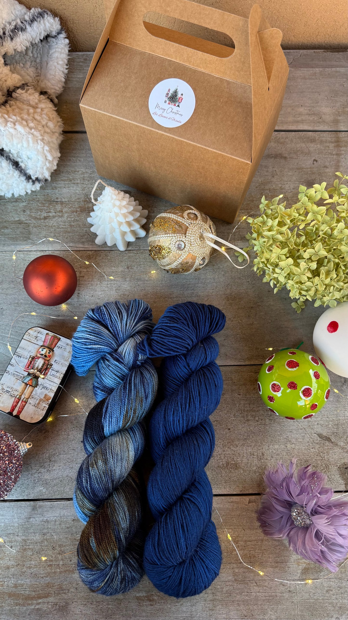 BOX DE NOËL, 2 ÉCHEVEAUX en laine Mérinos fingering coordonnés assortis de surprises