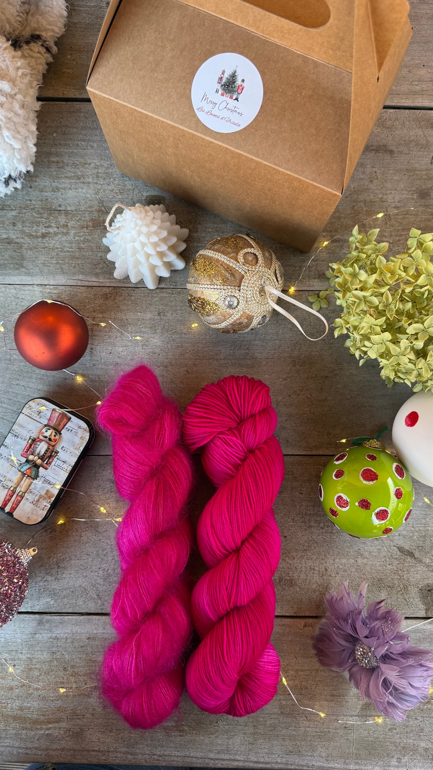 BOX DE NOËL, 2 ÉCHEVEAUX en laine Mérinos / Mohair et Soie fingering coordonnés assortis de surprises