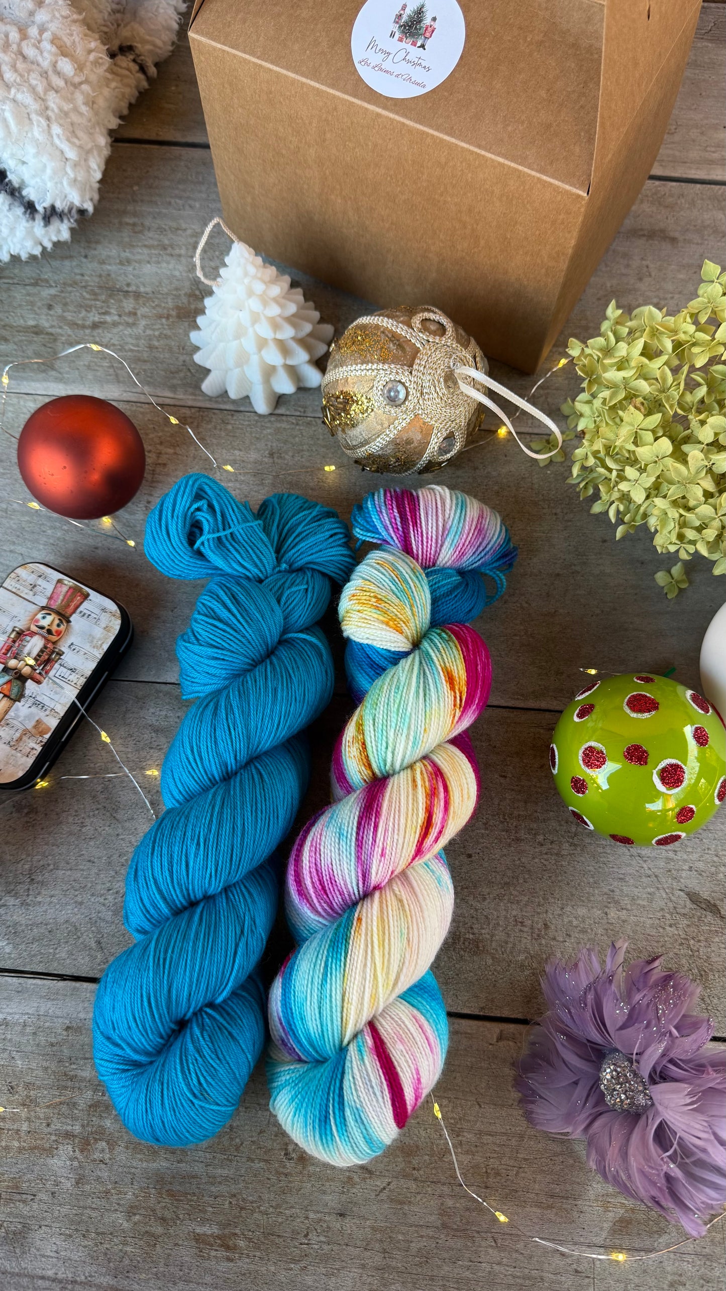 BOX DE NOËL, 2 ÉCHEVEAUX en laine Mérinos fingering coordonnés assortis de surprises