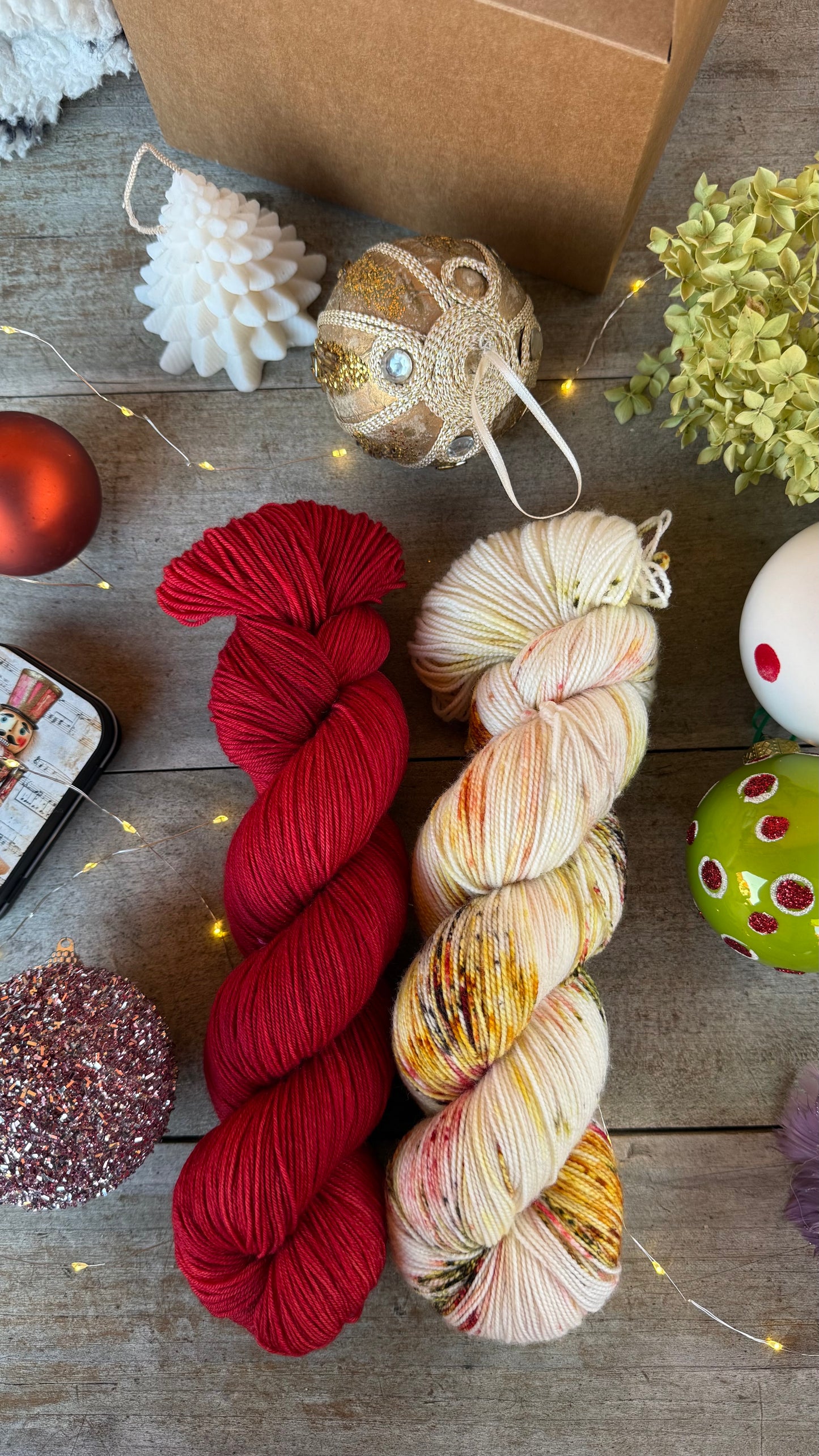 BOX DE NOËL, 2 ÉCHEVEAUX en laine Mérinos fingering coordonnés assortis de surprises