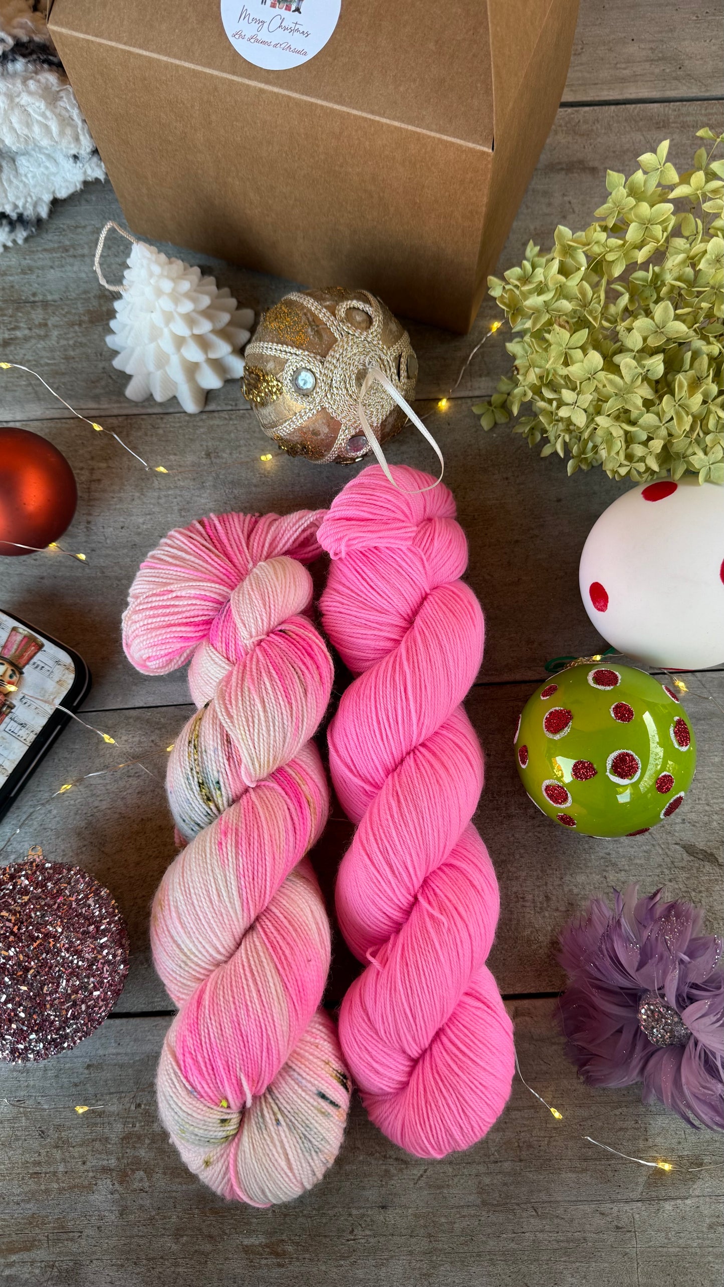 BOX DE NOËL, 2 ÉCHEVEAUX en laine Mérinos fingering coordonnés assortis de surprises