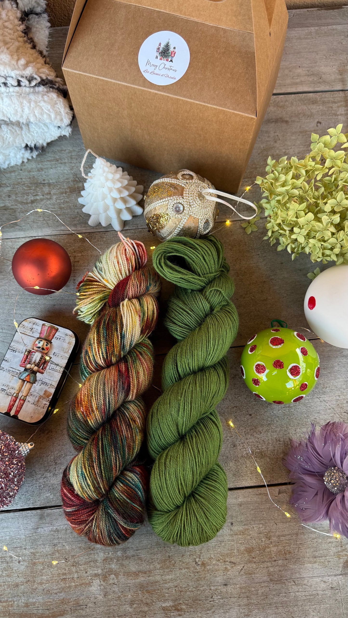 BOX DE NOËL, 2 ÉCHEVEAUX en laine Mérinos fingering coordonnés assortis de surprises