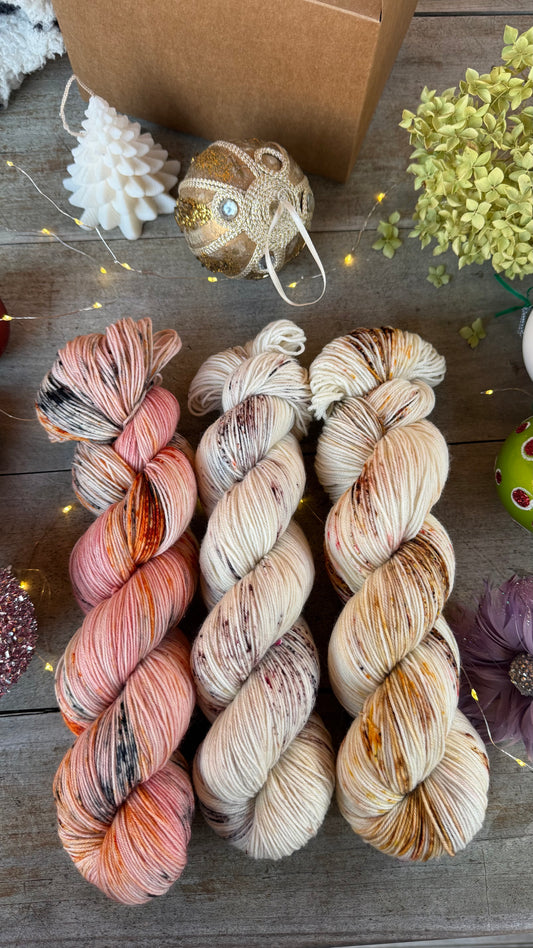 BOX DE NOËL, 3 ÉCHEVEAUX en laine Mérinos fingering coordonnés assortis de surprises (Copie)