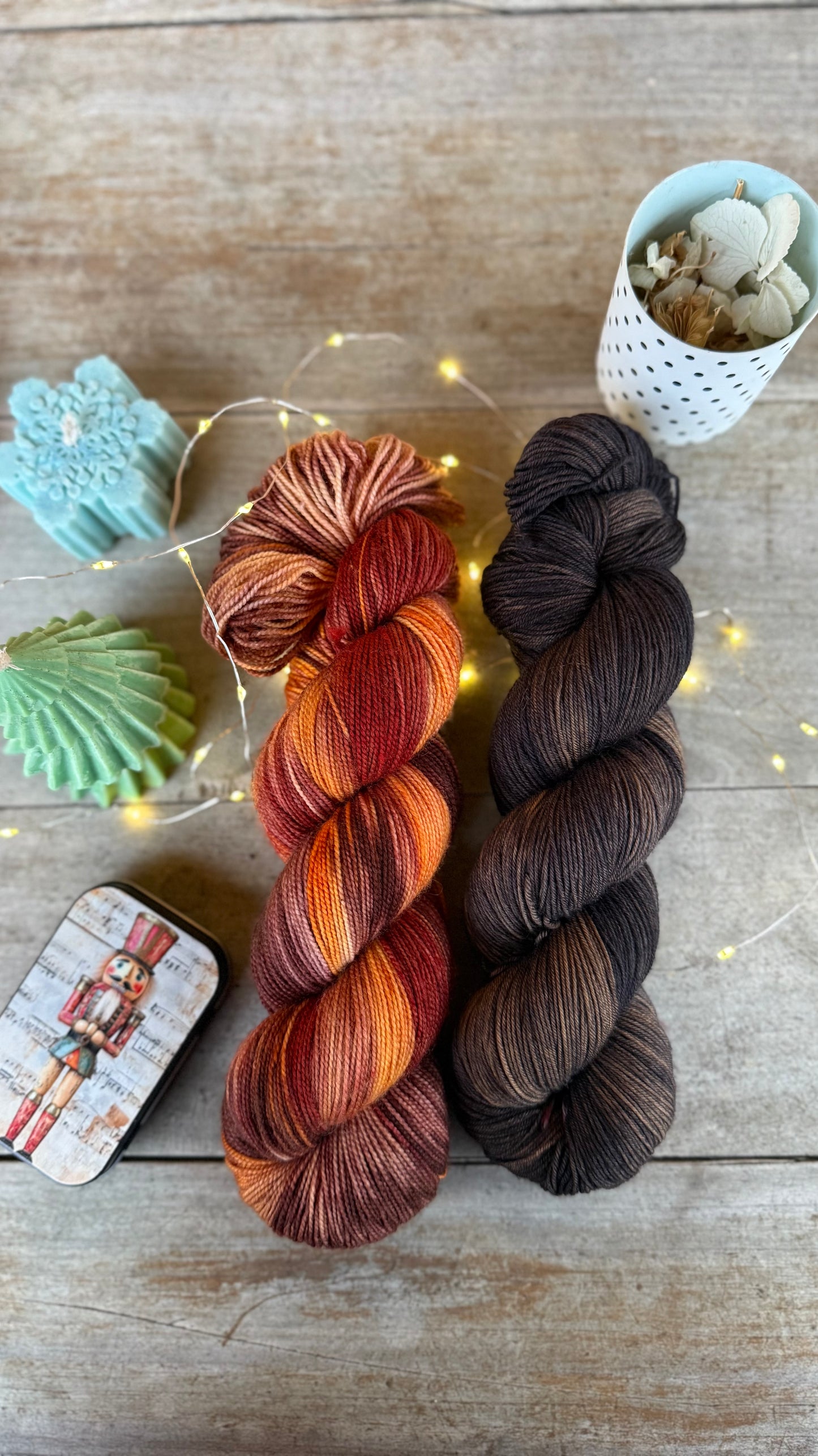 BOX DE NOËL, 2 ÉCHEVEAUX en laine Mérinos fingering coordonnés assortis de surprises