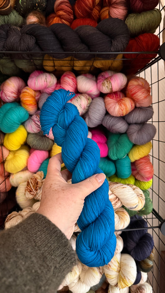 BRUT - Laine teinte à la main - Base au choix : Fingering Mérinos avec ou sans nylon / DK Mérinos / Kid Mohair et Soie