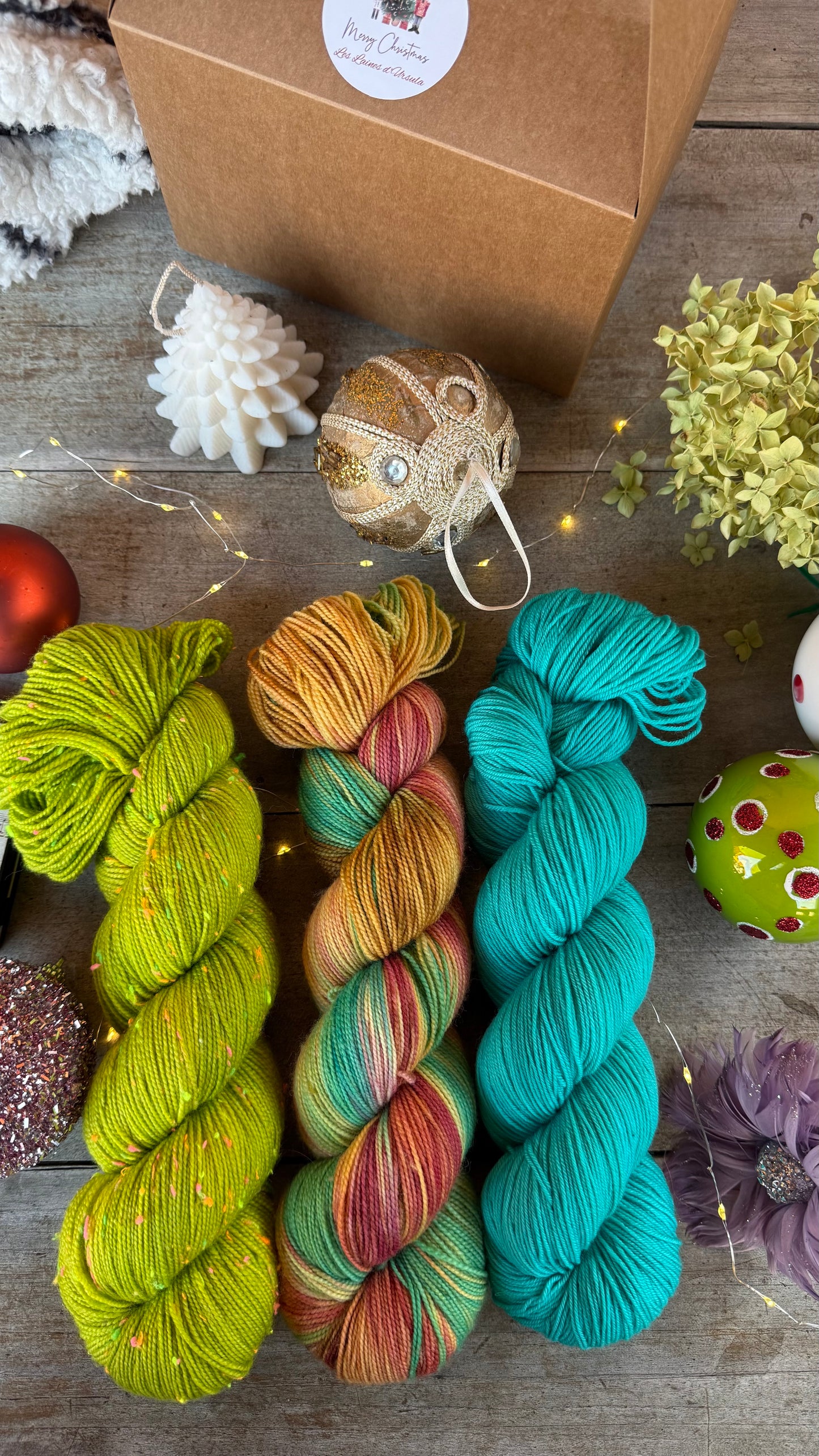 BOX DE NOËL, 3 ÉCHEVEAUX en laine Mérinos fingering coordonnés assortis de surprises (Copie)