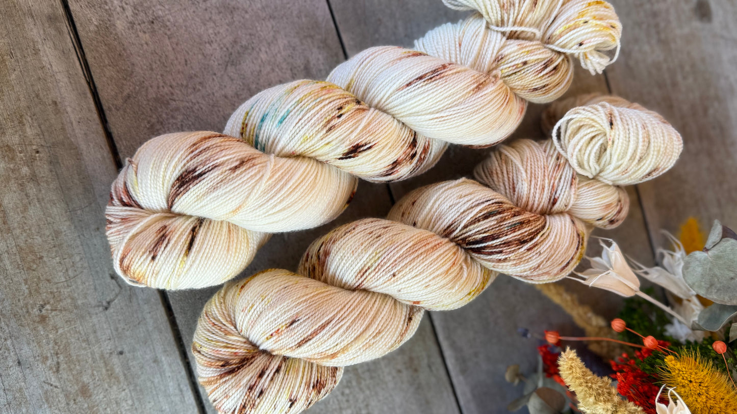 CAFÉ LATTE- Laine teinte à la main - Base au choix : Fingering Mérinos avec ou sans nylon / DK Mérinos / Kid Mohair et Soie