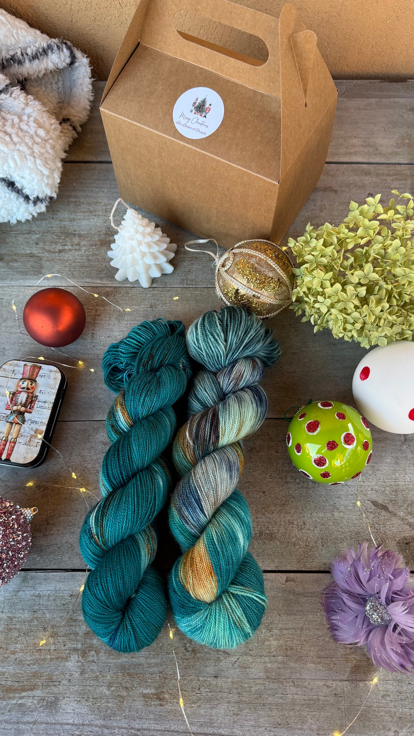 BOX DE NOËL, 2 ÉCHEVEAUX en laine Mérinos fingering coordonnés assortis de surprises