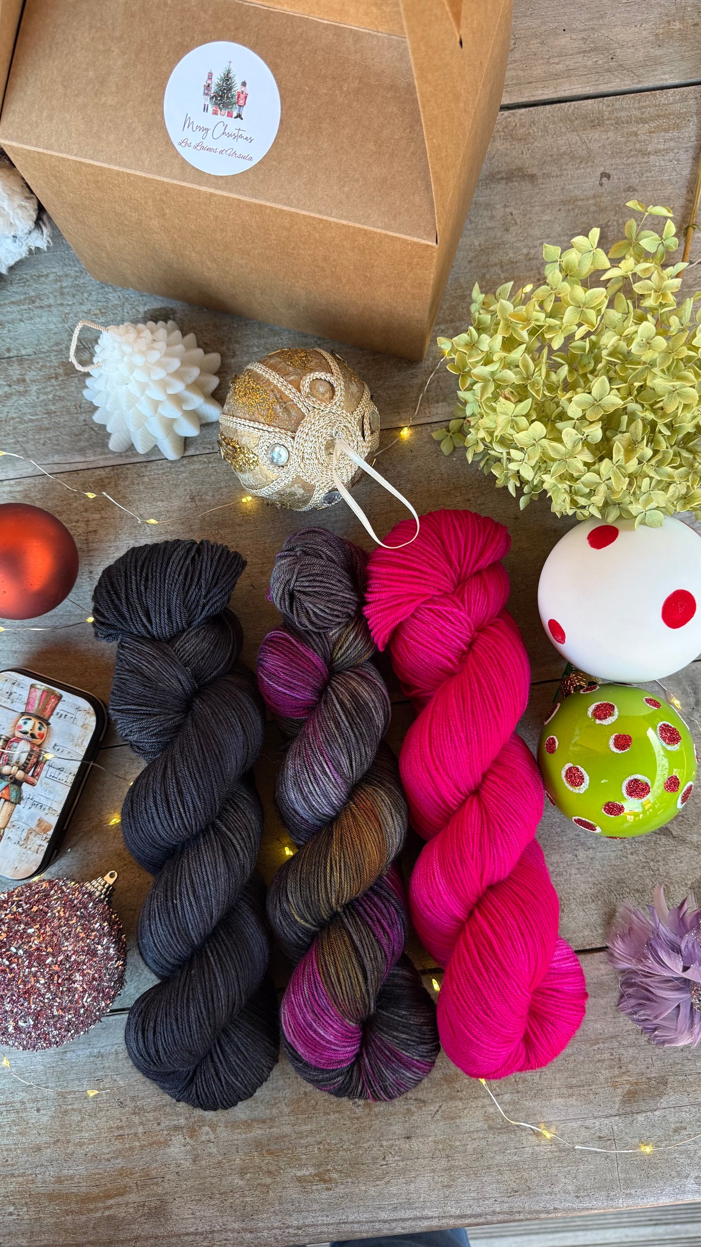 BOX DE NOËL, 3 ÉCHEVEAUX en laine Mérinos fingering coordonnés assortis de surprises (Copie)